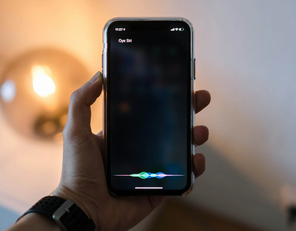 Iphone Apple es acusada por el diseñador de sus chips de espiarle